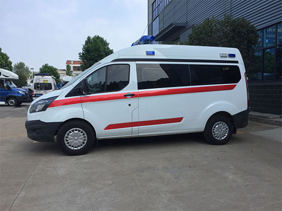 福特全顺V362自动档一体化监护型救护车