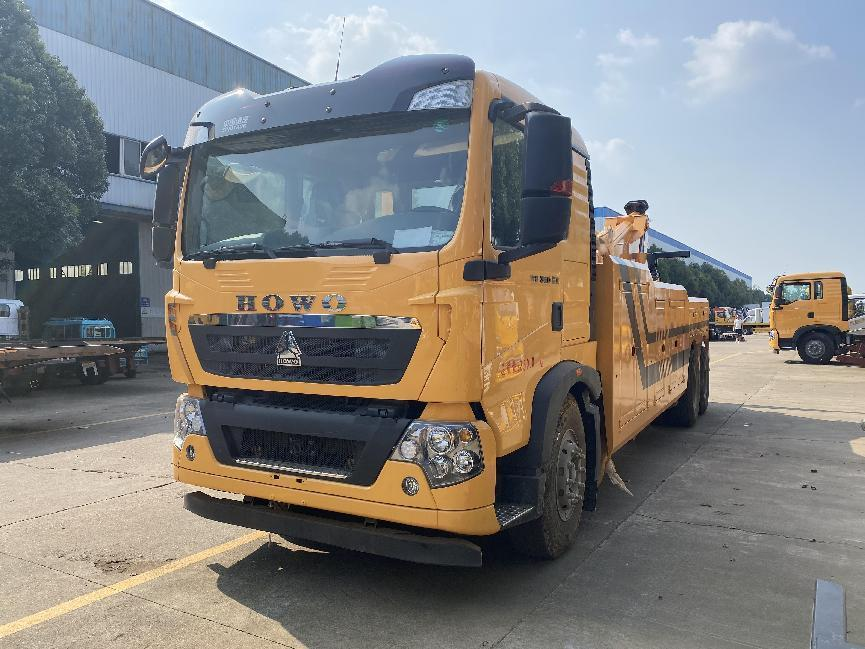 重汽豪沃后双桥一拖一清障车