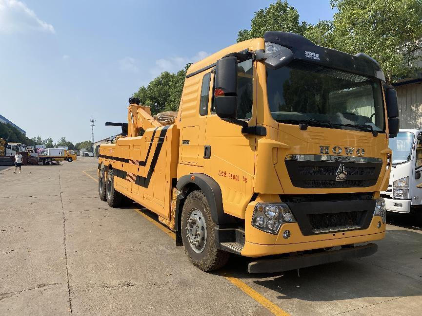 重汽豪沃后双桥一拖一清障车