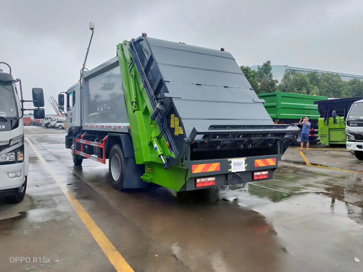国六12立方东风D9 压缩垃圾车