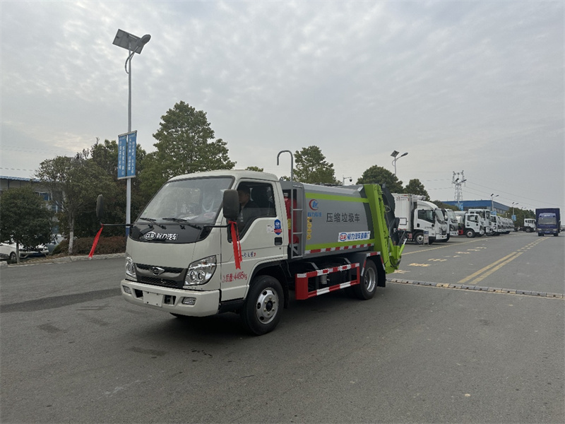 湖北程力福田蓝牌5.8方压缩垃圾车